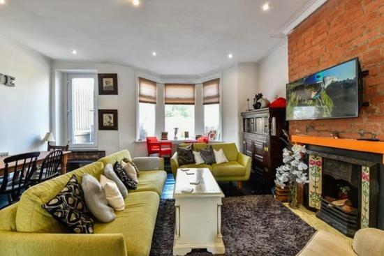 קארדיף Quirky 4 Bedroom Apartment With Terrace מראה חיצוני תמונה